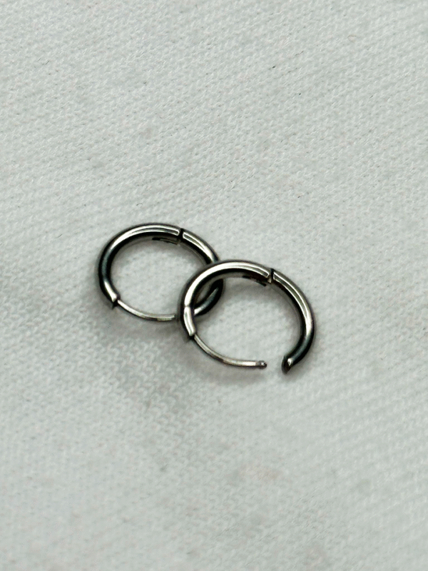 Argollas de Acero Unisex en Tono Plateado