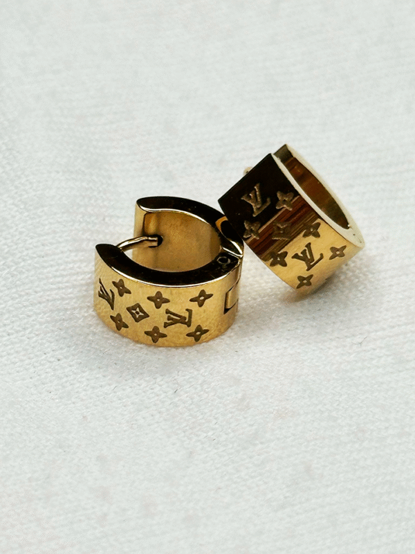 Aros de Acero Dorado con Diseño Grabado “LV”