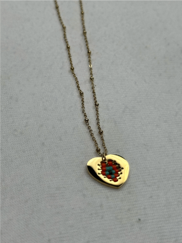 Colgante de Acero con Dije de Corazón y Detalle Trenzado de Colores