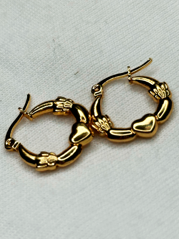 Pendientes de Acero Dorado con Diseño de Corazones y Coronas