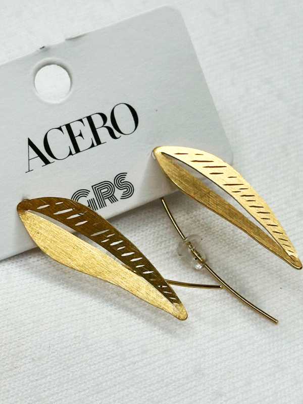 Pendientes Largos Tipo Pluma en Acero Dorado