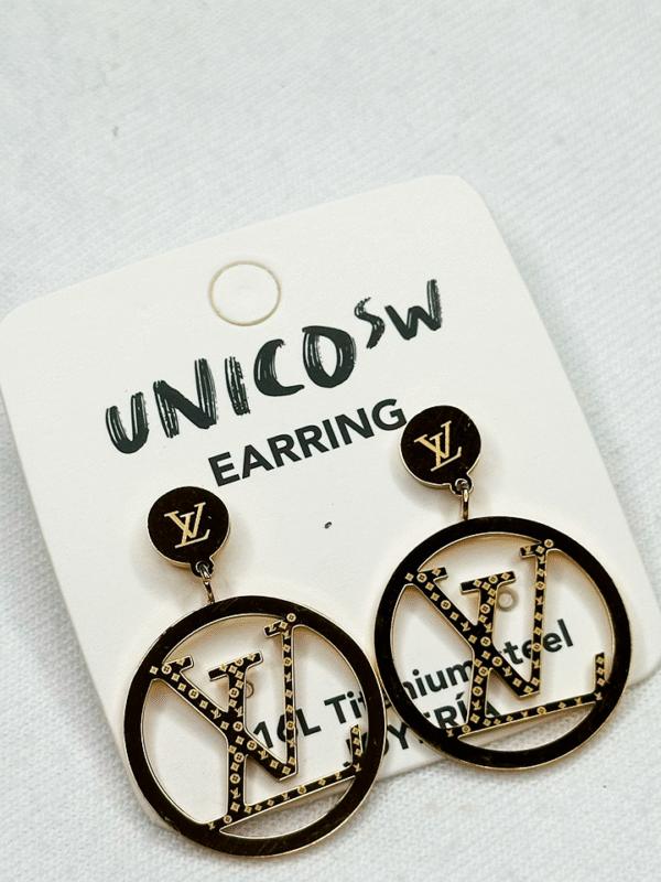 Pendientes de Acero con Diseño Circular “LV”