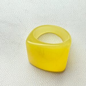 🟡 Anillo Amarillo Transparente – Estilo Retro y Vanguardista