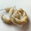 🌀 Aros Trenzados de Resina Marmoleada – Estilo Retro con Toque Moderno