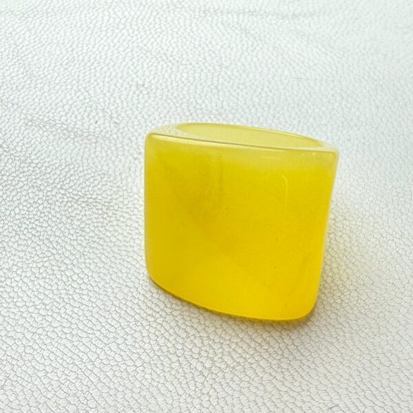 🟡 Anillo Amarillo Transparente – Estilo Retro y Vanguardista