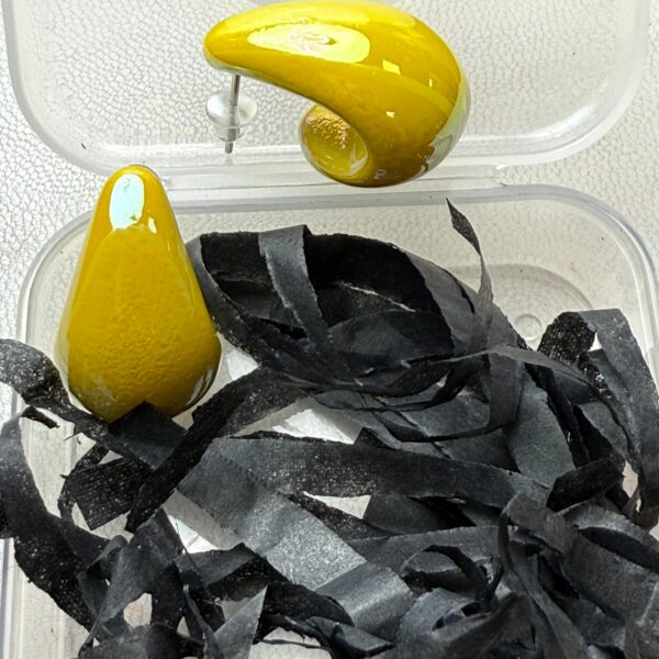 💛 Aretes Gota de Resina – Amarillo Mostaza con Diseño Curvo Único
