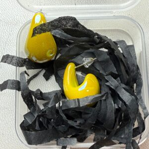 💛 Aretes Gota de Resina – Amarillo Mostaza con Diseño Curvo Único