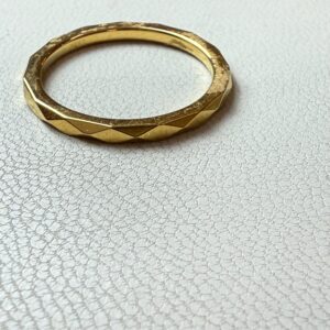 💛 Anillo Dorado Facetado – Elegancia Minimalista con un Toque Brillante