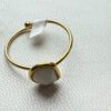 🤍 Anillo Dorado con Piedra Blanca – Toque Natural y Elegante