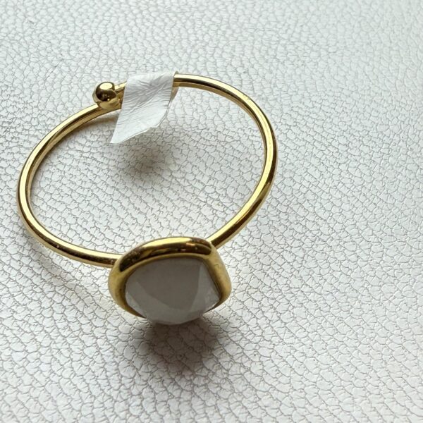 🤍 Anillo Dorado con Piedra Blanca – Toque Natural y Elegante