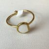 🤍 Anillo Dorado con Piedra Blanca – Toque Natural y Elegante
