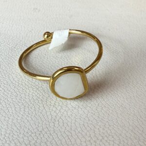 🤍 Anillo Dorado con Piedra Blanca – Toque Natural y Elegante