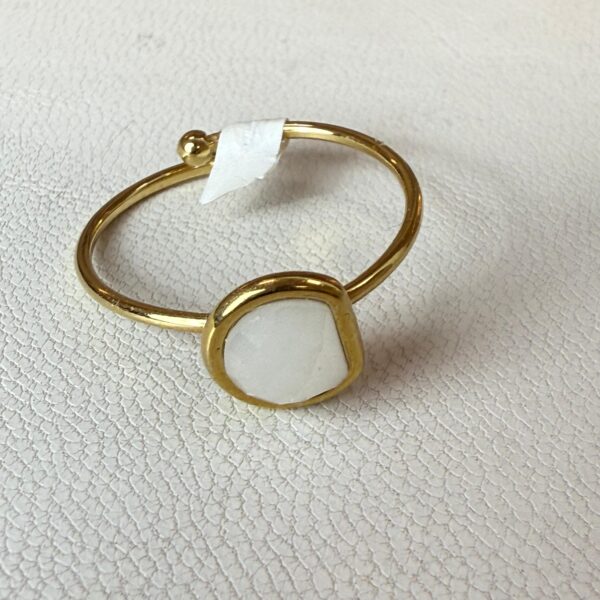 🤍 Anillo Dorado con Piedra Blanca – Toque Natural y Elegante