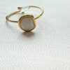 🤍 Anillo Dorado con Piedra Blanca – Toque Natural y Elegante