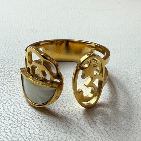💛 Anillo Dorado con Símbolos Calados y Nácar – Misticismo Moderno