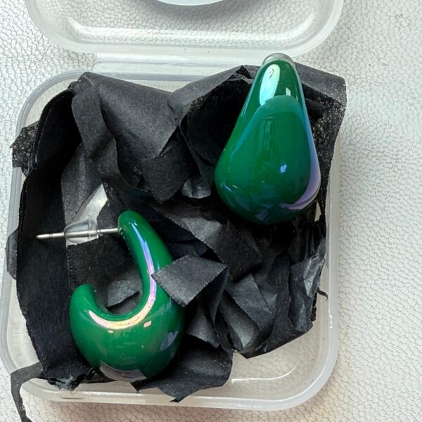 💚 Set de Aretes Irregulares Verde Esmeralda – Estilo Abstracto Moderno