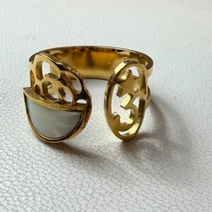 💛 Anillo Dorado con Símbolos Calados y Nácar – Misticismo Moderno