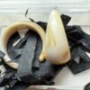 Aretes de resina en tono marfil veteado – Diseño escultural 🤍✨