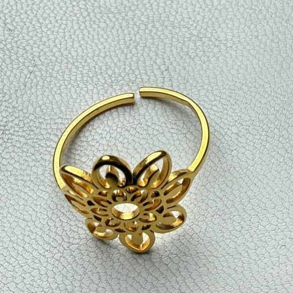 🌸 Anillo Dorado con Flor Calada – Belleza Etérea y Artesanal