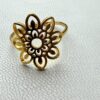 🌸 Anillo Dorado con Flor Calada – Belleza Etérea y Artesanal