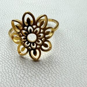 🌸 Anillo Dorado con Flor Calada – Belleza Etérea y Artesanal