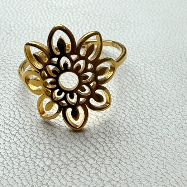 🌸 Anillo Dorado con Flor Calada – Belleza Etérea y Artesanal
