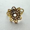 🌸 Anillo Dorado con Flor Calada – Belleza Etérea y Artesanal