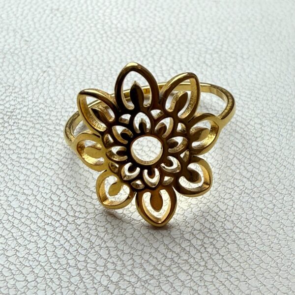 🌸 Anillo Dorado con Flor Calada – Belleza Etérea y Artesanal