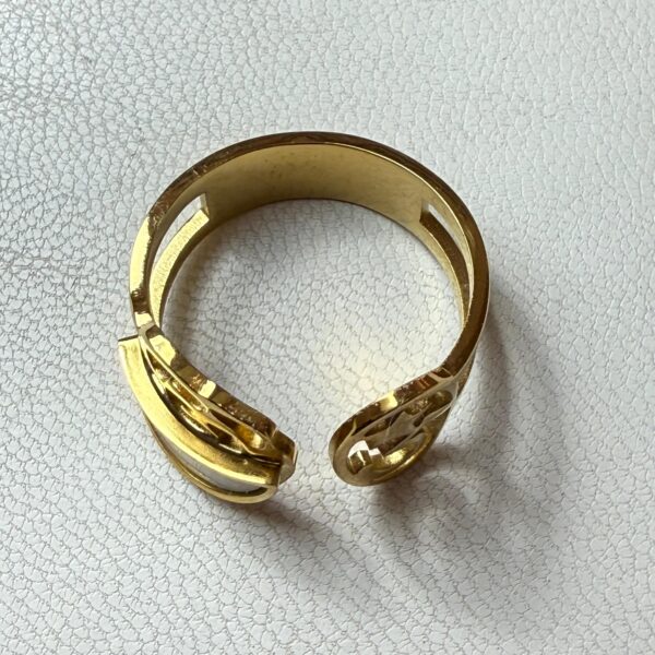 💫 Anillo Dorado Abierto con Diseño Espiritual – Fuerza y Equilibrio
