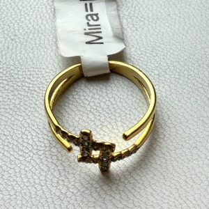 💎 Anillo Dorado con Brillantes y Diseño de Cruz – Elegancia con Luz Propia