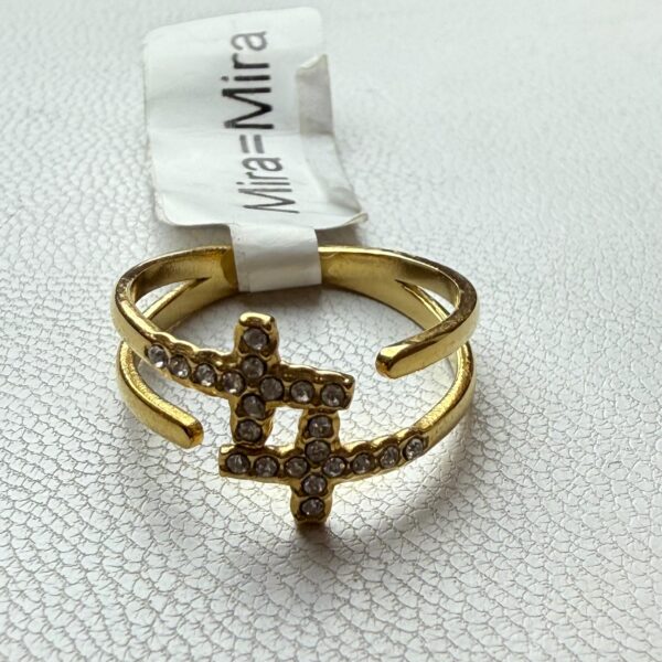 💎 Anillo Dorado con Brillantes y Diseño de Cruz – Elegancia con Luz Propia