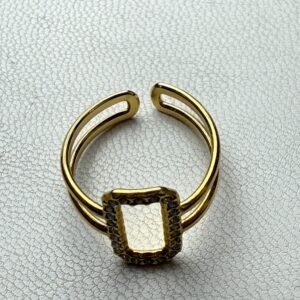 ✨ Anillo Dorado con Marco Rectangular y Cristales – Geometría Chic