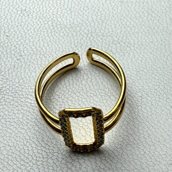 ✨ Anillo Dorado con Marco Rectangular y Cristales – Geometría Chic