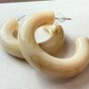 🌙 Aros Maxi de Resina Beige Marmoleada – Elegancia Natural con Estilo Retro
