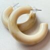 🌙 Aros Maxi de Resina Beige Marmoleada – Elegancia Natural con Estilo Retro