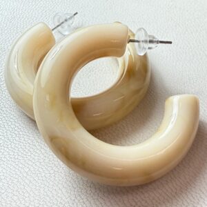 🌙 Aros Maxi de Resina Beige Marmoleada – Elegancia Natural con Estilo Retro