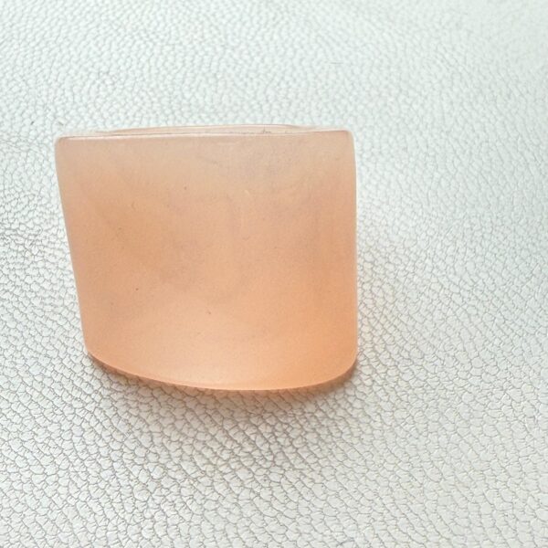 🌸 Anillo Chunky en Resina Rosa Pastel – Minimalismo con un Toque Chic