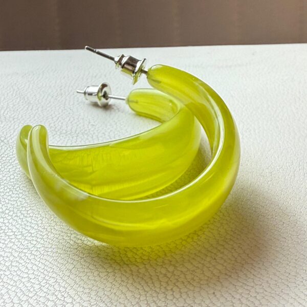 💚 Aros Maxi Transparentes Verde Lima – Toque Vibrante y Fresco para tu Look
