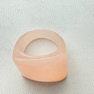 🌸 Anillo Chunky en Resina Rosa Pastel – Minimalismo con un Toque Chic