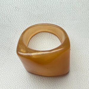 🧡 Anillo Chunky en Resina Ámbar Dorado – Toque Retro y Elegante para tu Look