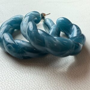 💙 Aros Maxi Trenzados Azul Mar – Estilo Atemporal con un Toque Moderno
