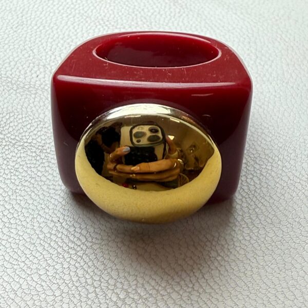 🍒 Anillo Chunky Rojo con Aplique Dorado – Estilo Retro con Toque Glam