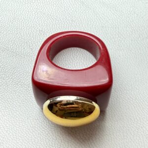 🍒 Anillo Chunky Rojo con Aplique Dorado – Estilo Retro con Toque Glam