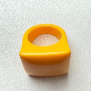 🌞 Anillo Chunky Amarillo Mostaza – Alegría y Estilo en una sola pieza