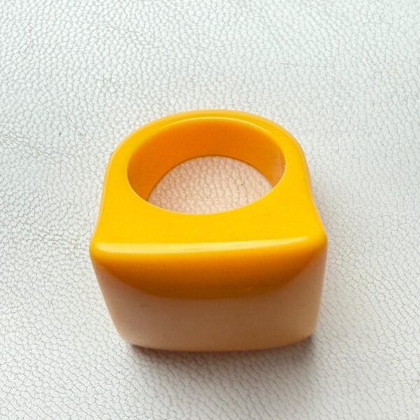 🌞 Anillo Chunky Amarillo Mostaza – Alegría y Estilo en una sola pieza