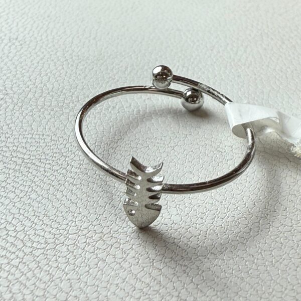 🐟 Anillo Plateado “Espina de Pez” – Estilo Atrevido y Creativo