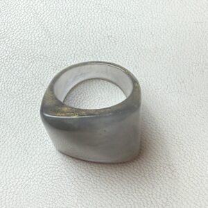 🖤 Anillo Chunky Gris Ahumado – Elegancia Moderna y Atemporal