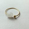 ✨ Anillo Dorado con Piedra Blanca – Elegancia Sutil y Natural