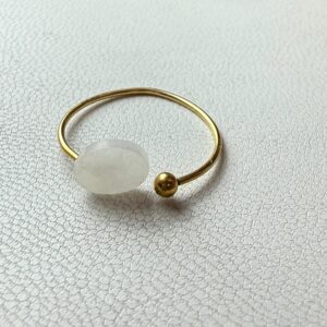 ✨ Anillo Dorado con Piedra Blanca – Elegancia Sutil y Natural