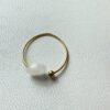 ✨ Anillo Dorado con Piedra Blanca – Elegancia Sutil y Natural